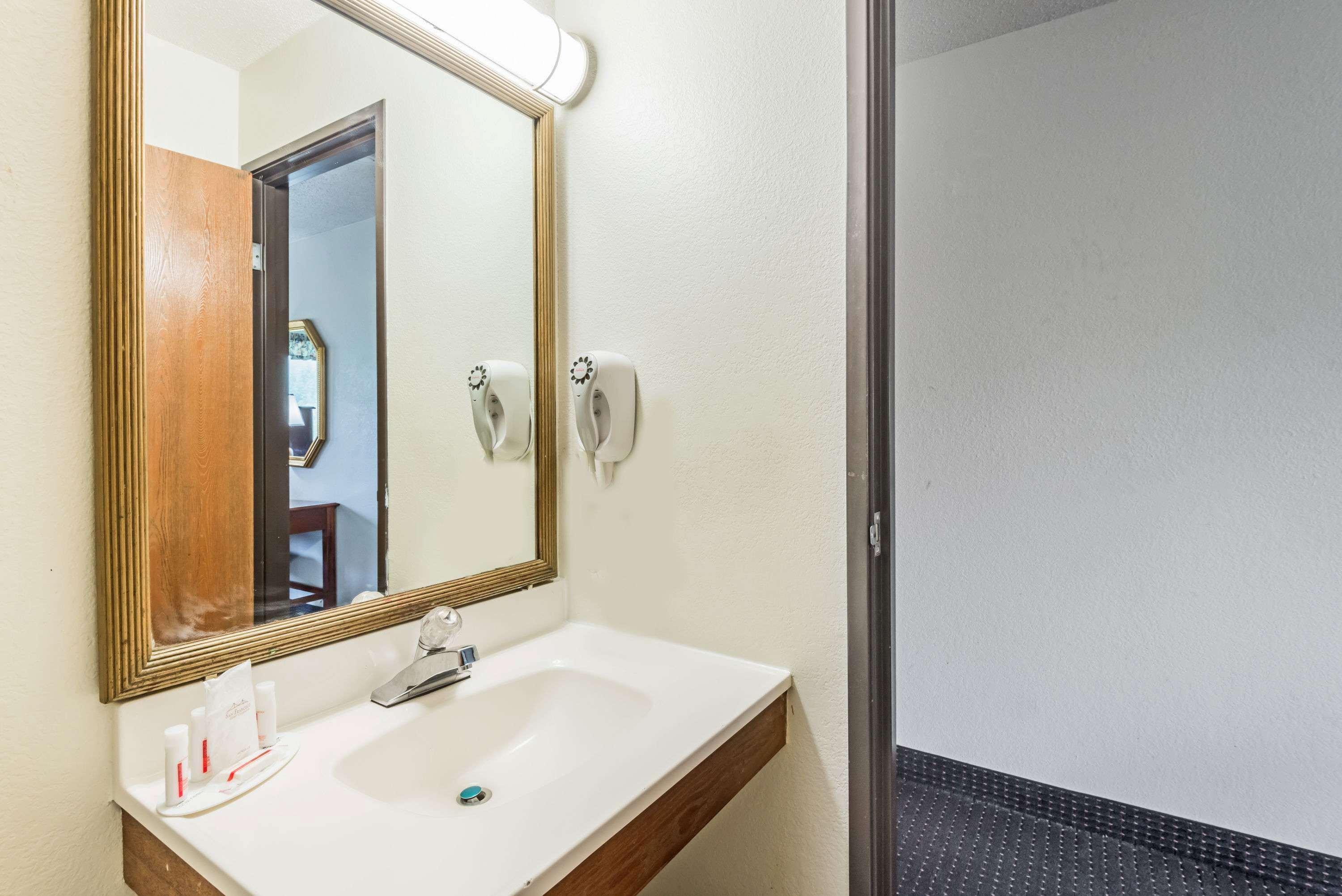 ซูเปอร์ 8 บาย วินด์แฮม ฮาร์ทฟอร์ด Hotel ฮาร์ตฟอร์ด ภายนอก รูปภาพ